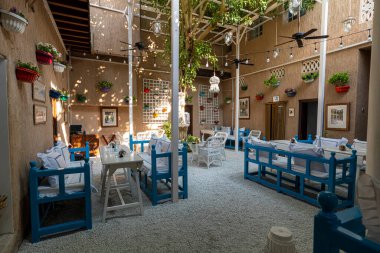 Dubai, BAE. 27 Kasım 2022: Dubai 'nin eski kültürel bölgesinde Arap mutfağı olan restoran.