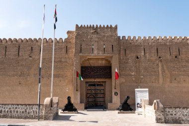 Dubai, BAE. 27 Kasım 2022. Dubai müze binası. Dubai 'nin tarihi bölgesinde geleneksel Arap mimarisi.