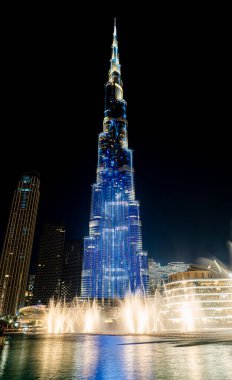 Dubai, BAE, Birleşik Arap Emirlikleri. 27 Kasım 2022. Dubai 'deki Burj Halife gökdeleninin önündeki fıskiyeler inanılmaz..