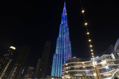 Dubai, BAE, Birleşik Arap Emirlikleri. 27 Kasım 2022. Dubai, Birleşik Arap Emirlikleri 'nde aydınlık bir gökdelen Burj Halife' nin akşam manzarası. Burç Halife dünyanın en yüksek binasıdır..