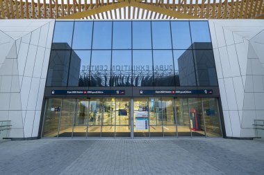 Dubai, Birleşik Arap Emirlikleri. 29 Kasım 2022: Dubai Sergi Merkezi. Metro istasyonu fuarı 2020