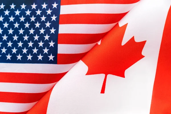 美国国旗和加拿大国旗的背景 两国互动或反作用的概念 国际关系 政治谈判 体育竞赛 — 图库照片