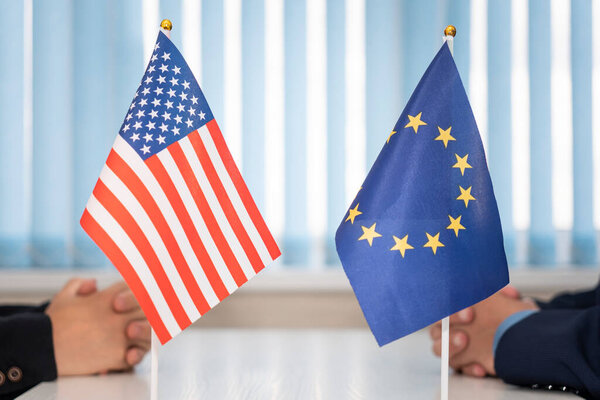 флаги США и Европейского Союза. международные переговоры. заключение договоров между странами. концепция общения между представителями двух стран. География