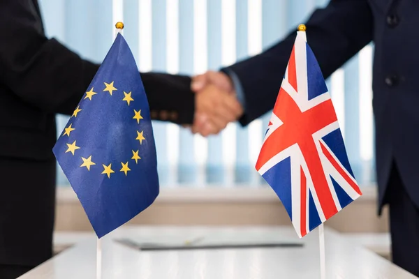 Bandeiras Políticas União Europeia Reino Unido Sobre Mesa Conceito Negociações — Fotografia de Stock