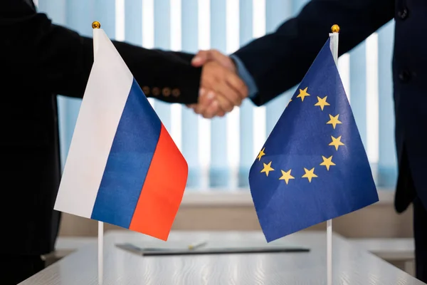Banderas Políticas Rusia Unión Europea Sobre Mesa Sala Negociaciones Internacionales — Foto de Stock