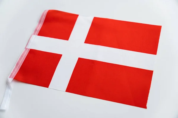 デンマークの国旗 白いテーブルの上にロシアのファブリックフラグ — ストック写真