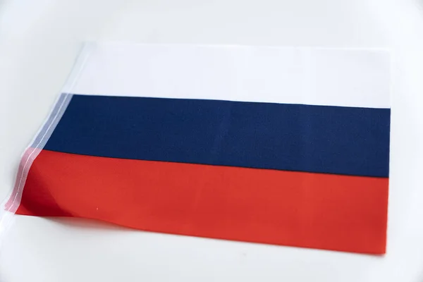 Tiro Cerca Bandera Rusia Bandera Tela Rusia Una Mesa Blanca —  Fotos de Stock