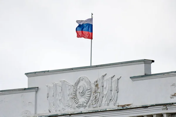 Российский Флаг Размахивающий Крыше Здания Москве Против Синего Неба Архитектурного — стоковое фото