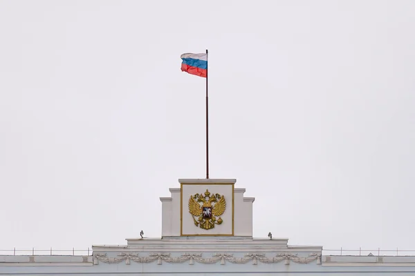 Vlajka Erb Ruské Federace Administrativní Budově Selektivní Zaměření — Stock fotografie