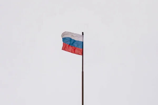 Флаг Российской Федерации Летит Флагштоке Против Серого Неба — стоковое фото