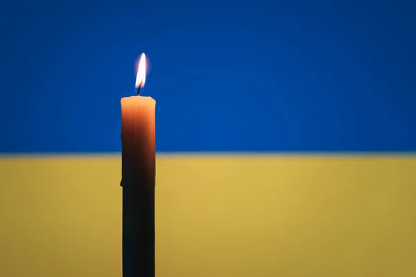 在乡间追忆 一支燃着的蜡烛在乌克兰国旗的后面 灾变或战争观念的受害者 纪念日 纪念日 全国哀悼 — 图库照片