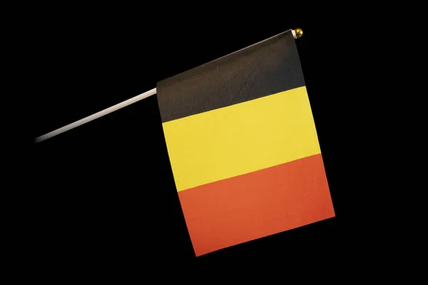 黑色背景上的比利时国旗 — 图库照片