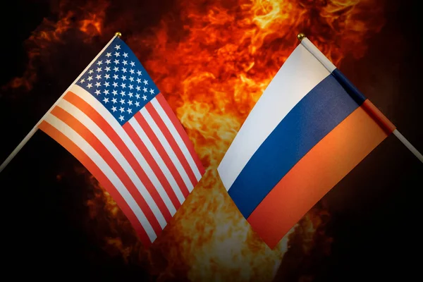 在一场激烈爆炸的背景下 俄罗斯和美国的国旗 国家之间的敌对和战争的概念 紧张的政治关系 — 图库照片