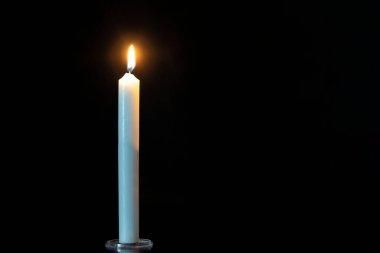 Siyah arkaplan kopyalama alanındaki tek mum ışığını ve alevi kapat,