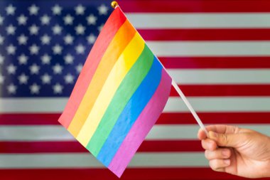 LGBT topluluğunun bayrağı. Ülkedeki cinsel azınlıkların hakları sorunu. İnsan haklarının korunması ve ihlali. Geleneksel olmayan ilişkiler ve politika kavramı.