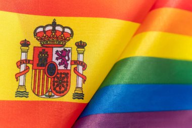 İspanyol bayrağı ve LGBT topluluğunun bayrağı. Ülkedeki cinsel azınlıkların hakları sorunu. İnsan haklarının korunması ve ihlali. Geleneksel olmayan ilişkiler ve politika kavramı.