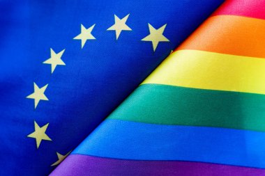 Amerikan bayrağı ve LGBT topluluğunun bayrağı. Ülkedeki cinsel azınlık hakları sorunu. Korunma ve ihlal hakları. Geleneksel olmayan ilişkiler ve politika kavramı. Eşcinsel evliliği yasallaştırmak
