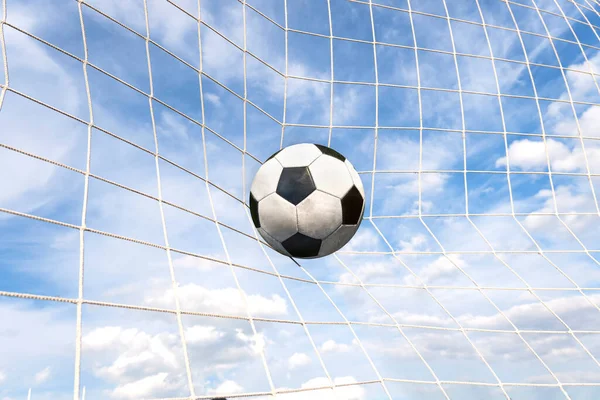 成功と勝利の象徴 古典的なサッカーボールサッカーは青い空の背景を持つゲームで撮影した後 インゴールネットに入る黒と白の色を持っています 成功の概念 — ストック写真