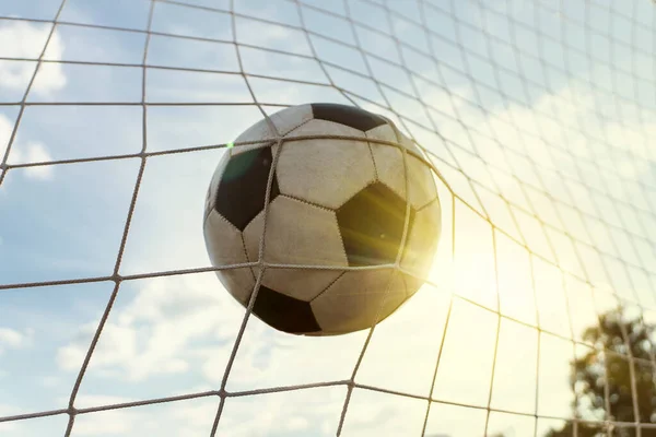 Fotbollsplan Med Boll Mål Mot Molnig Himmel Och Ljus Sol — Stockfoto