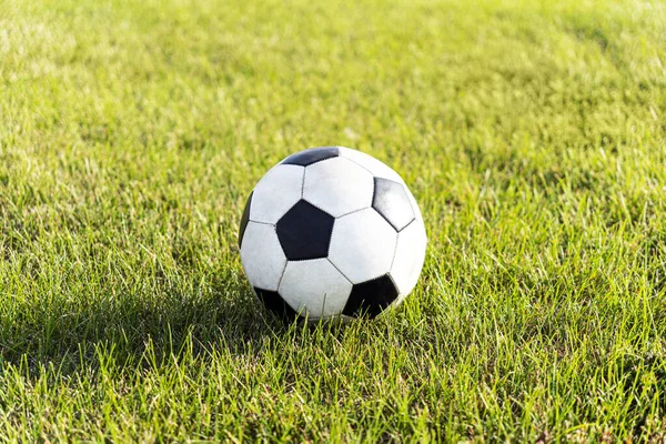 緑の草の上革サッカー ボールのクローズ アップ ビュー — ストック写真