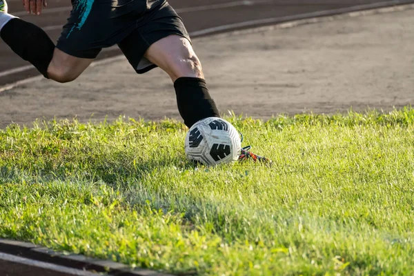 Нога Пинает Футбольный Мяч Зеленой Траве Пни Мяч Уголок Футболе — стоковое фото