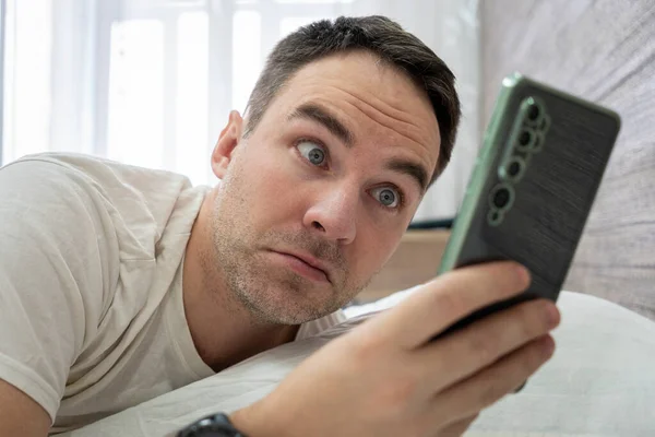 Hombre Sorprendido Oír Sonar Alarma Del Teléfono Inteligente Encuentra Cama — Foto de Stock