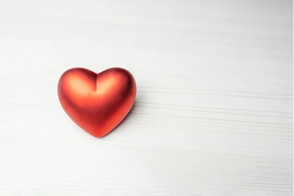 Ein Rotes Herz Auf Einem Hellen Holztisch Leerer Raum Für — Stockfoto