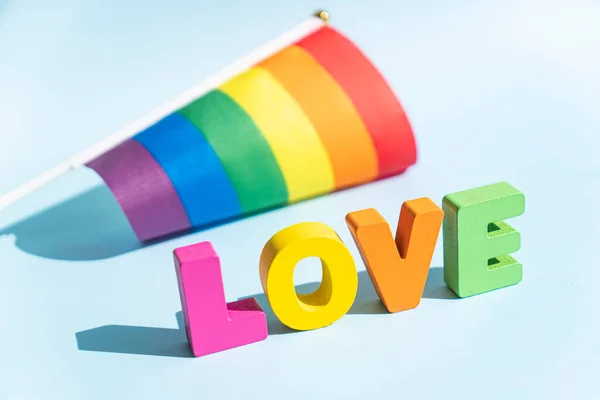 Liebeswort Mit Lgbt Regenbogenfahne Auf Blauem Hintergrund Happy Pride Monat — Stockfoto