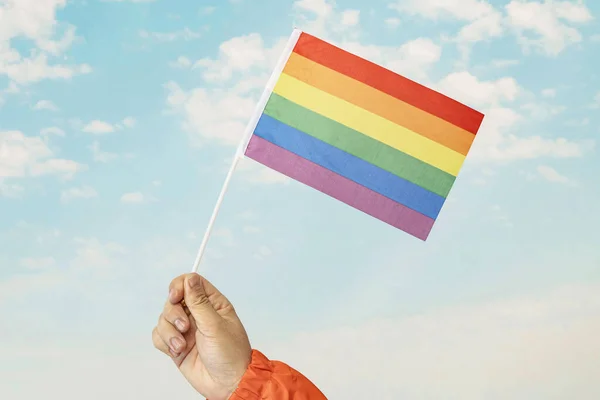 Gay Orgulho Arco Íris Bandeira Fluttering Backlit Sol Contra Azul — Fotografia de Stock
