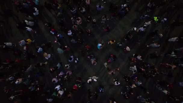 Discoteca Noche Gente Bailando Multitud Vista Superior Gente Desdibuja Movimiento — Vídeo de stock