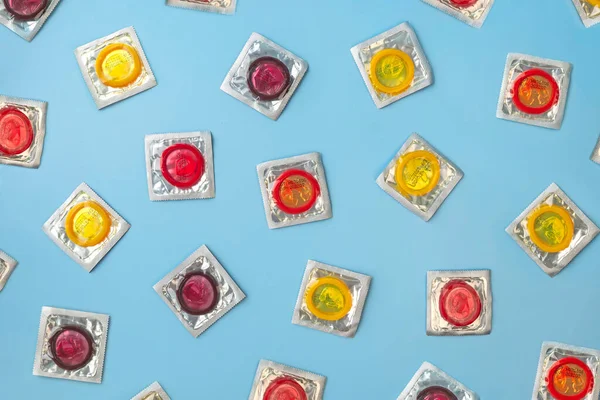 Ovanifrån Färgglada Kondomer Ett Paket Blå Bakgrund — Stockfoto