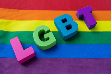 lgbtq bayrağı üzerinde gökkuşağı arkaplanı üzerine LGBT metin yazma kısaltması