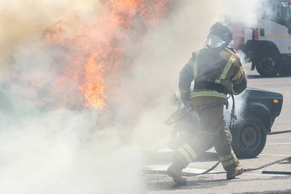 Firefighters Attack Propane Fire Fireman Putting Out Fire Firemen Extinguishing — Stock Photo, Image