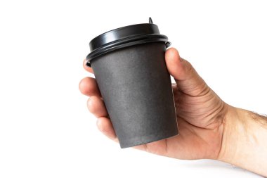 İzole edilmiş beyaz arka planda bir adamın elinde siyah kağıt kahve kupası. Bir fincan kahve üzerinde metin ve tasarım için boş alan. Kahve, şirket ya da kahve dükkanının adı için form.