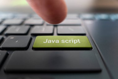 - Rusya. Modern bir dizüstü bilgisayarın gri klavyesinde Java olan düğme.