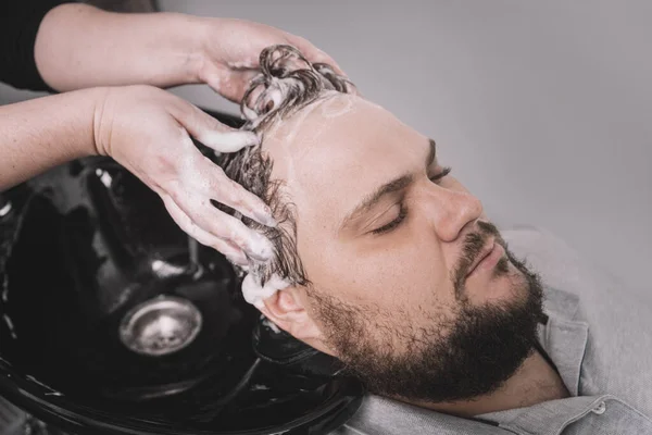 Friseur Wäscht Kunden Friseursalon Die Haare Ein Junger Bärtiger Mann — Stockfoto