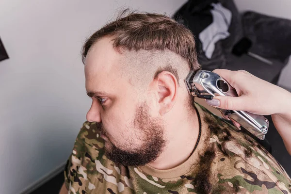Ένας Νεαρός Στρατιωτική Στολή Ξυρίζει Κεφάλι Του Φαλακρός Για Στρατιωτική — Φωτογραφία Αρχείου