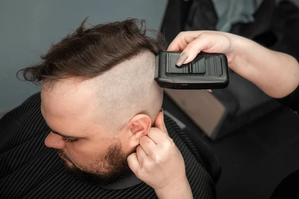 Erwachsener Männlicher Friseur Und Kunde Geschäft Bart Und Frisur Rasieren — Stockfoto