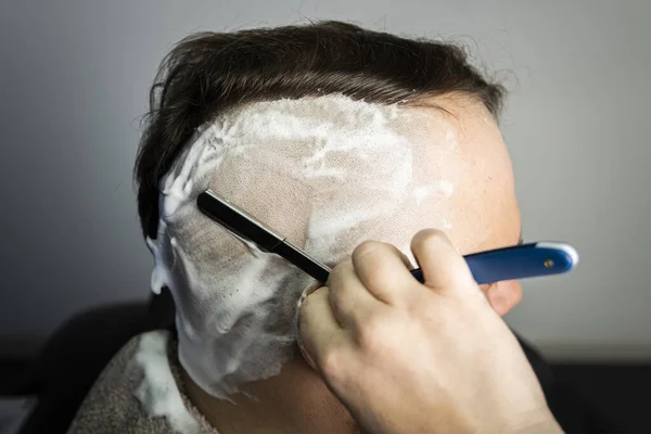자신있는 백인의 외모의 머리를 머리에 면도날 면도날 머리를 — 스톡 사진