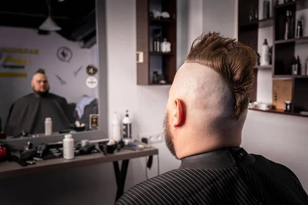 Junger Trendiger Mann Porträt Punk Gestylt Mann Mit Mohawk Frisur — Stockfoto