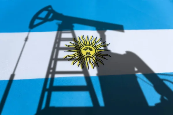 アルゼンチンの石油産業 アルゼンチンフラグの背景にオイルリグ 採掘と石油輸出 世界の燃料市場で取引しています 燃料産業の概念 — ストック写真
