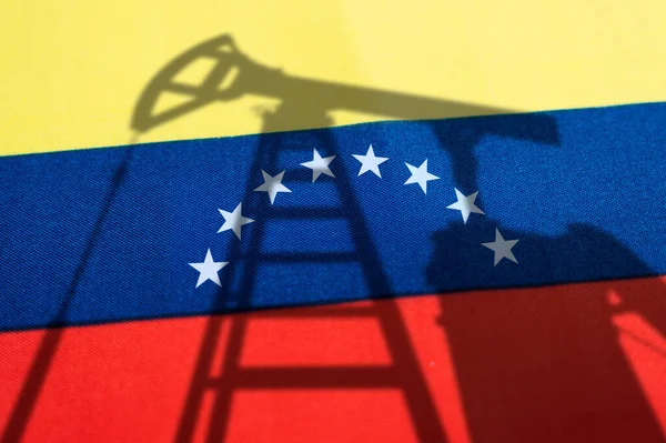 Πετρελαϊκή Βιομηχανία Της Βενεζουέλα Πετρελαιοπηγές Στο Βάθος Της Σημαίας Της — Φωτογραφία Αρχείου