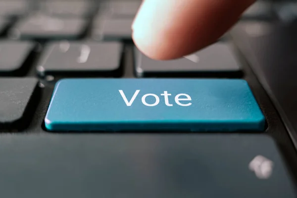 사람들의 목소리 대다수의 키보드에 텍스트 버튼을 붙이는 투표를 선거에서 한다는 — 스톡 사진