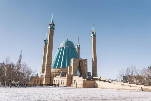 Mezquita Mashkhur Jusup Centro Pavlodar Sobre Fondo Cielo Azul Invierno — Foto de Stock