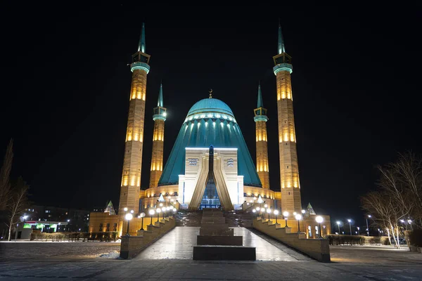 Una Mezquita Mashkhur Jusup Centro Pavlodar Sobre Fondo Cielo Azul — Foto de Stock