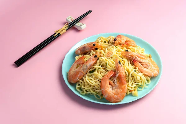 エビと炒めインスタントラーメンアジアのタイ料理融合スタイルの簡単な料理ストリートフード人気があります トップビュー — ストック写真