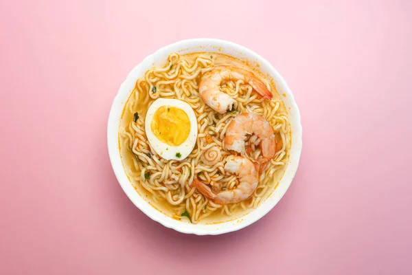 エビと炒めインスタントラーメンアジアのタイ料理融合スタイルの簡単な料理ストリートフード人気があります トップビュー — ストック写真