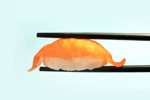 Japanse Traditionele Keuken Heerlijke Sushi Nigiri Met Zalmsake Blauwe Achtergrond — Stockfoto