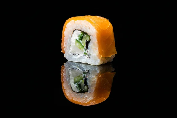 Philadelphia Roll Met Geïsoleerde Witte Achtergrond Japanse Traditionele Keuken Asianfood — Stockfoto