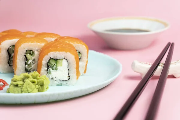 Sushi Rolt Philadelphia Een Blauwe Plaat Staan Een Roze Achtergrond — Stockfoto